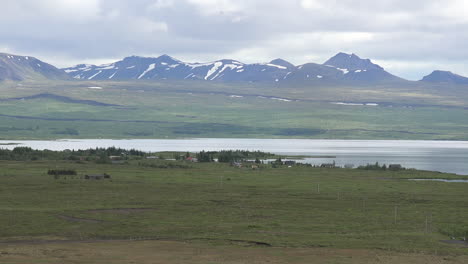 Islandia-Lago-Pingvallavatn-Con-Montañas-Más-Allá-De-Pan