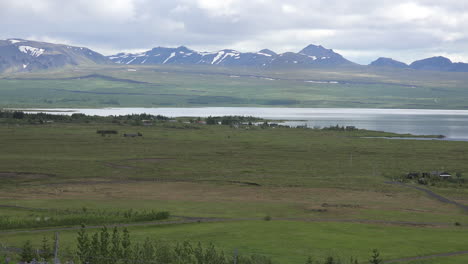 Islandia-Lago-Pingvallavatn-Con-Montañas-Más-Allá