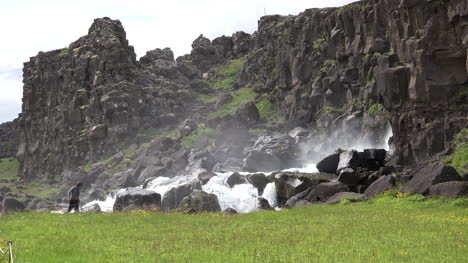 Island-Pingvellir-Klippen-Und-Rand-Des-Wasserfalls