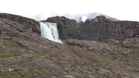 Island-Pingvellir-Wasserfall-Stürzt-über-Rift-Over