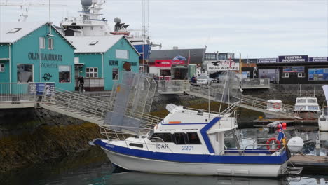 Island-Reykjavik-Bootshafen-Mit-Blau-weißem-Motorboot