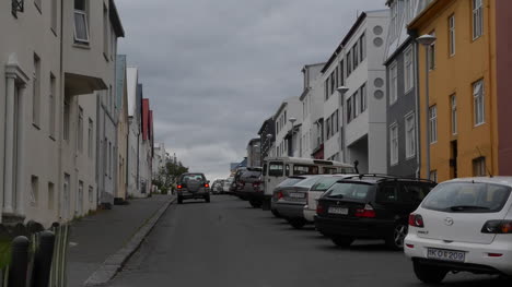 Island-Reykjavik-Häuser-Entlang-Einer-Straße-Mit-Geparkten-Autos
