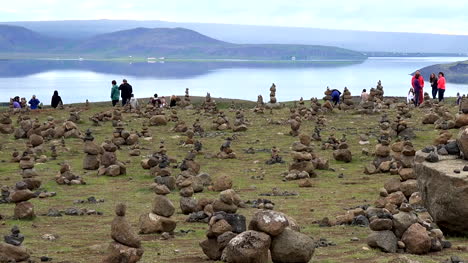 Islandlandschaft-Mit-Steinhaufen-Und-Menschenpfanne