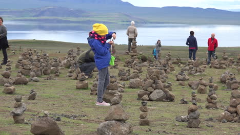 Islandlandschaft-Mit-Steinhaufen-Und-Frau,-Die-Fotos-Macht-Pan