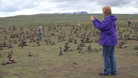 Island-Landschaftsfrau,-Die-Ein-Foto-Macht