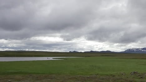 Island-Ebene-Unter-Bewölktem-Himmel-Pan