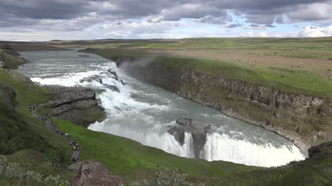 Turistas-De-Islandia-En-Sinuoso-Camino-Por-La-Cascada-De-Gullfoss