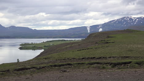 Island-Blick-Auf-Den-Pingvallavtn-See-Mit-Entfernten-Dampfwolken