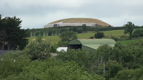 Irland-Farm-Mit-Newgrange-Passagegrab,-Das-Sich-über-Ihm-Erhebt-Vergrößern