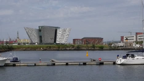 Nordirland-Belfast-Harbour-Marina-Mit-Titanic-Museum-Und-Gebäuden-Pan