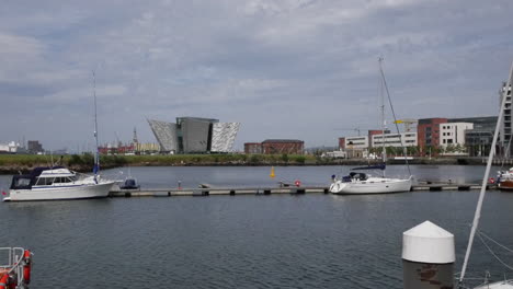 Irlanda-Del-Norte-Belfast-Harbour-Marina-Con-Museo-Titánico-Y-Edificios