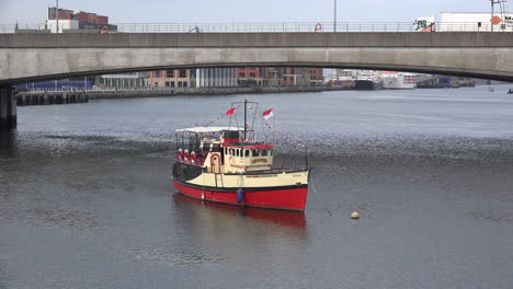 Irlanda-Del-Norte-Belfast-Barco-De-Recreo-En-El-Río-Lagan