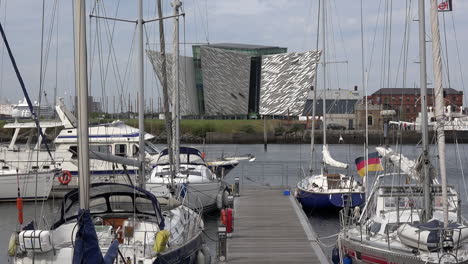 Nordirland-Belfast-Titanic-Museum-Und-Boote-Im-Jachthafen-Vergrößern