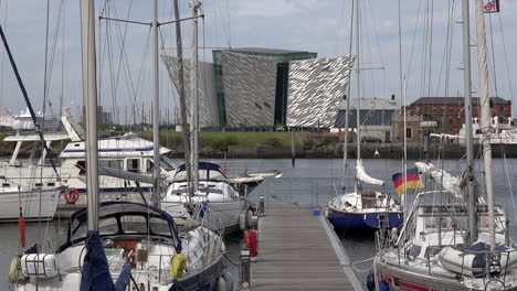 Irlanda-Del-Norte-Belfast-Museo-Titánico-Y-Barcos-En-Marina-Acercar