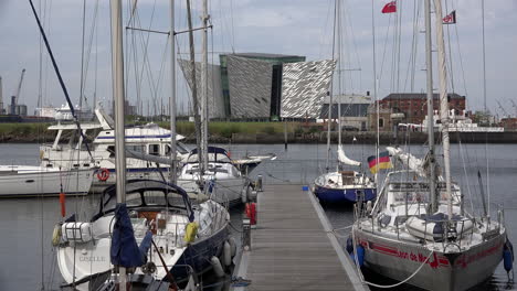 Nordirland-Belfast-Titanic-Museum-Und-Boote-In-Der-Marina