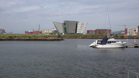 Nordirland-Belfast-Titanic-Museum-Mit-Jachthafen-Und-Boot