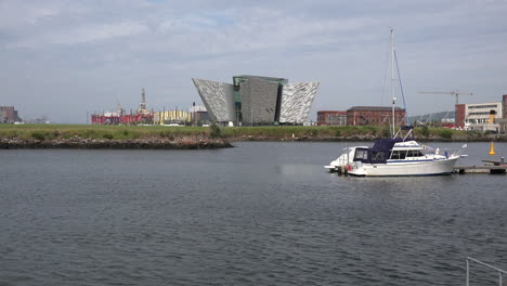 Museo-Titánico-De-Irlanda-Del-Norte-De-Irlanda-Con-Puerto-Deportivo-Y-Barco