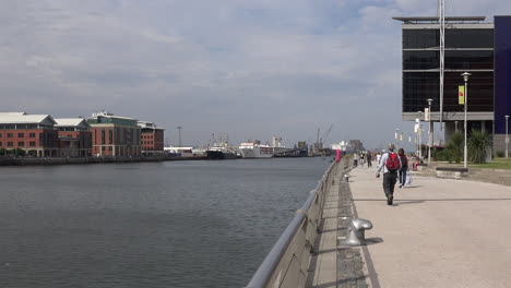 Irlanda-Del-Norte-Belfast-Caminantes-A-Lo-Largo-Del-Muelle-Queens-Y-Odyssey-Pavilion-Pan