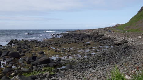 Calzada-De-Los-Gigantes-De-Irlanda-Del-Norte-Pebble-Beach-Y-Vista-Lejana