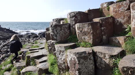 Calzada-De-Los-Gigantes-De-Irlanda-Del-Norte-Los-Turistas-Pasan-Por-Piedras-Hexagonales