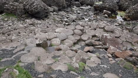 Nordirland-Mit-Blick-Auf-Die-Spitzen-Der-Sechseckigen-Säulen-Auf-Den-Giants-Causeway