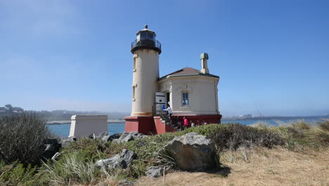 Oregon-Bandon-Turistas-Suben-Las-Escaleras-Del-Faro-De-Coquille