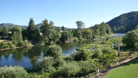 Oregon-Schaut-Den-Umpqua-Fluss-Hinunter