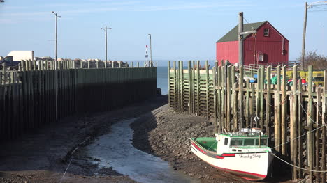 Canada-Bay-Of-Fundy-Barn-And-White-Boat-Halls-Harbour-Low-Tide