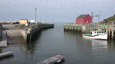 Canada-Bay-Of-Fundy-Boat-At-Halls-Harbour-High-Tide