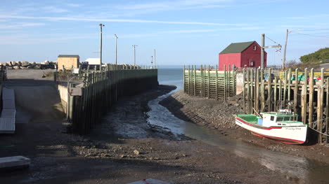 Kanada-Bay-Of-Fundy-Boat-Bei-Ebbe-Im-Hafen-Von-Halls