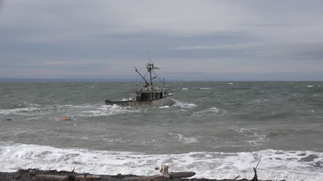 Kanada-Bay-Of-Fundy-Boat-Dreht-In-Richtung-Küste