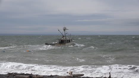 Canadá-Bahía-De-Fundy-Barco-Se-Vuelve-Hacia-La-Orilla