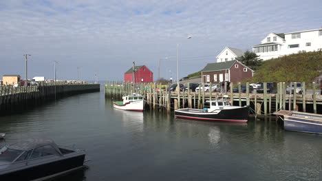 Canada-Bay-Of-Fundy-Boats-Docked-Halls-Harbour-Fluffy-Clouds-High-Tide