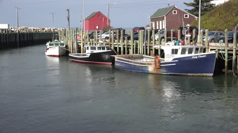Canada-Bay-Of-Fundy-Boats-Docked-In-Halls-Harbour-High-Tide