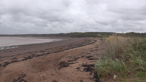 Canada-Bay-Of-Fundy-Curved-Beach