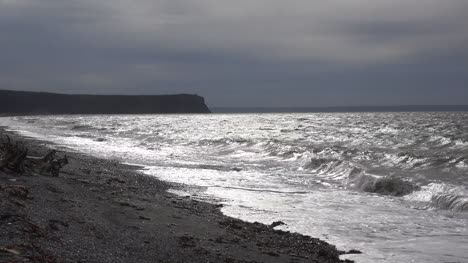 Kanada-Bay-Of-Fundy-Sonne-Auf-Dem-Wasser-Unter-Dunklem-Himmel