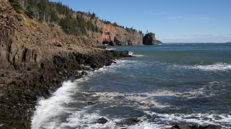 Vista-De-La-Bahía-De-Fundy-De-Canadá-Como-Baja-La-Marea