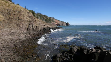 Kanada-Bay-Of-Fundy-Wave-Runde-Felsküste