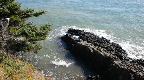 Kanada-Bay-Of-Fundy-Waves-Auf-Einem-Felsen