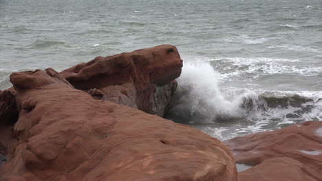 Kanada-Bay-Of-Fundy-Waves-Auf-Roten-Felsen