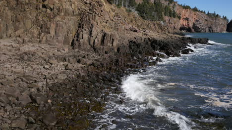 Kanada-Bay-Of-Fundy-Waves-Spritzen-Auf-Felsen