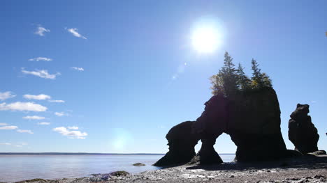 Kanada-New-Brunswick-Hopewell-Rockt-Strahlende-Sonne