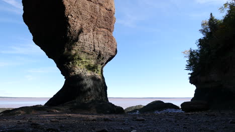 Canada-New-Brunswick-Hopewell-Rocks-Narrow-Base