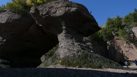 Canada-New-Brunswick-Hopewell-Rocks-People-At-Large-Rock