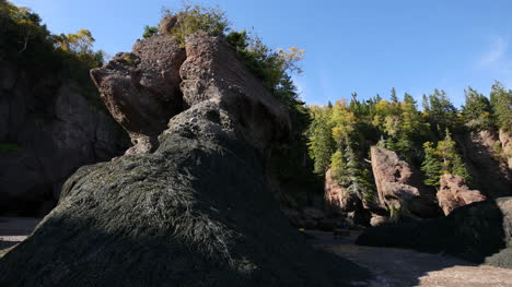 Canada-New-Brunswick-Hopewell-Rocks-Rounded-Rock