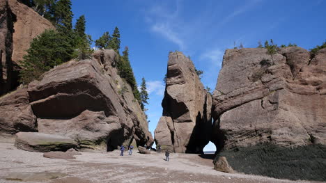 Canada-New-Brunswick-Hopewell-Rocks-View-With-Tourists