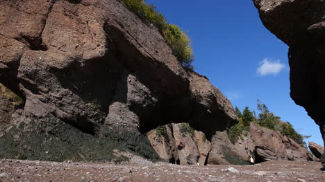Canadá-Nuevo-Brunswick-Hopewell-Rocks-Mujer-Recoge-Rocas