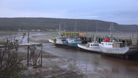 Canadá-Nueva-Escocia-Nueva-Yarmouth-Barcos-De-Marea-Baja-A-Lo-Largo-Del-Muelle-Con-Corriente-De-Marea