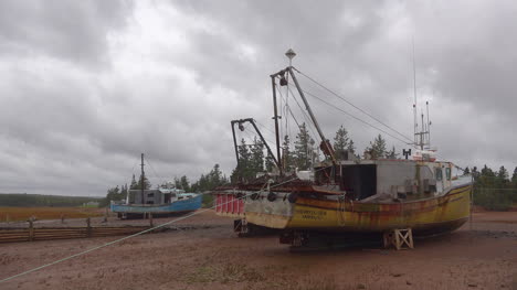 Kanada-Nova-Scotia-Alte-Boote-Und-Sich-Bewegende-Wolken