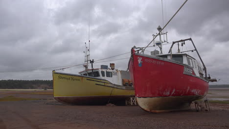 Kanada-Nova-Scotia-Rote-Und-Gelbe-Boote-Auf-Dem-Boden